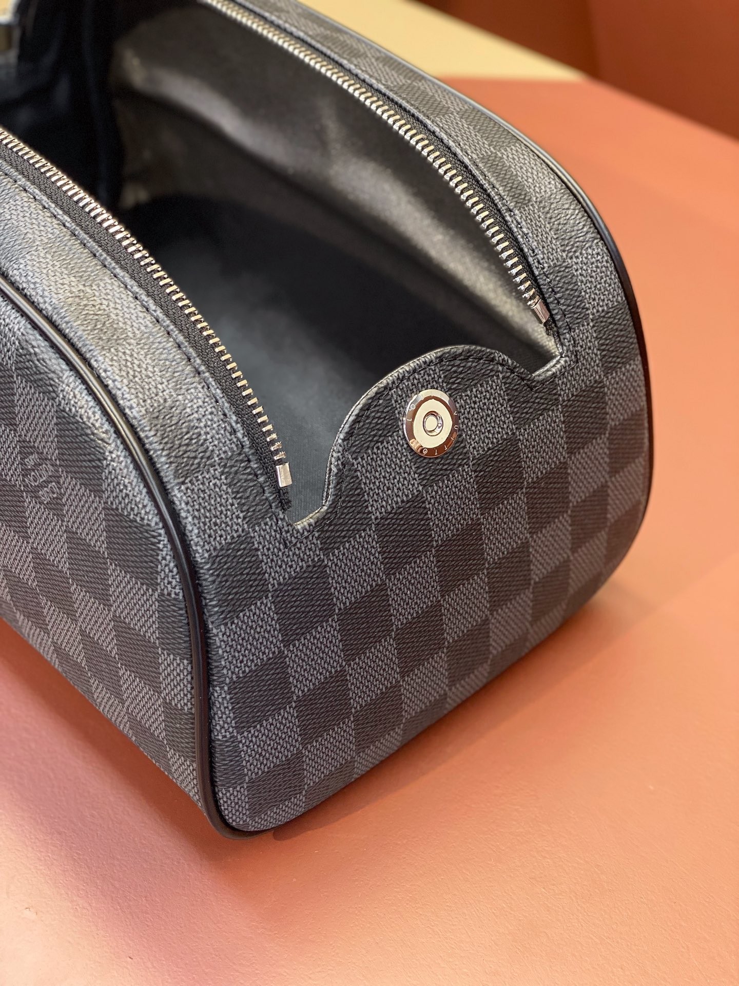 [LOUIS VUITTON-루이비통] 루이비통 다미에 돕 키트 토일렛 파우치백  M47528