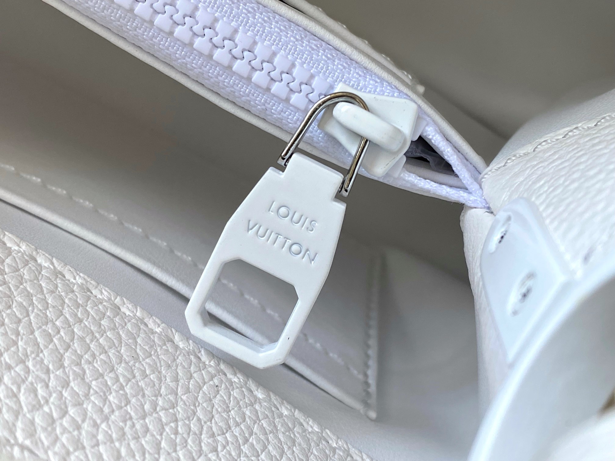 [LOUIS VUITTON-루이비통] 루이비통 카푸신 이스트 웨스트 미니백