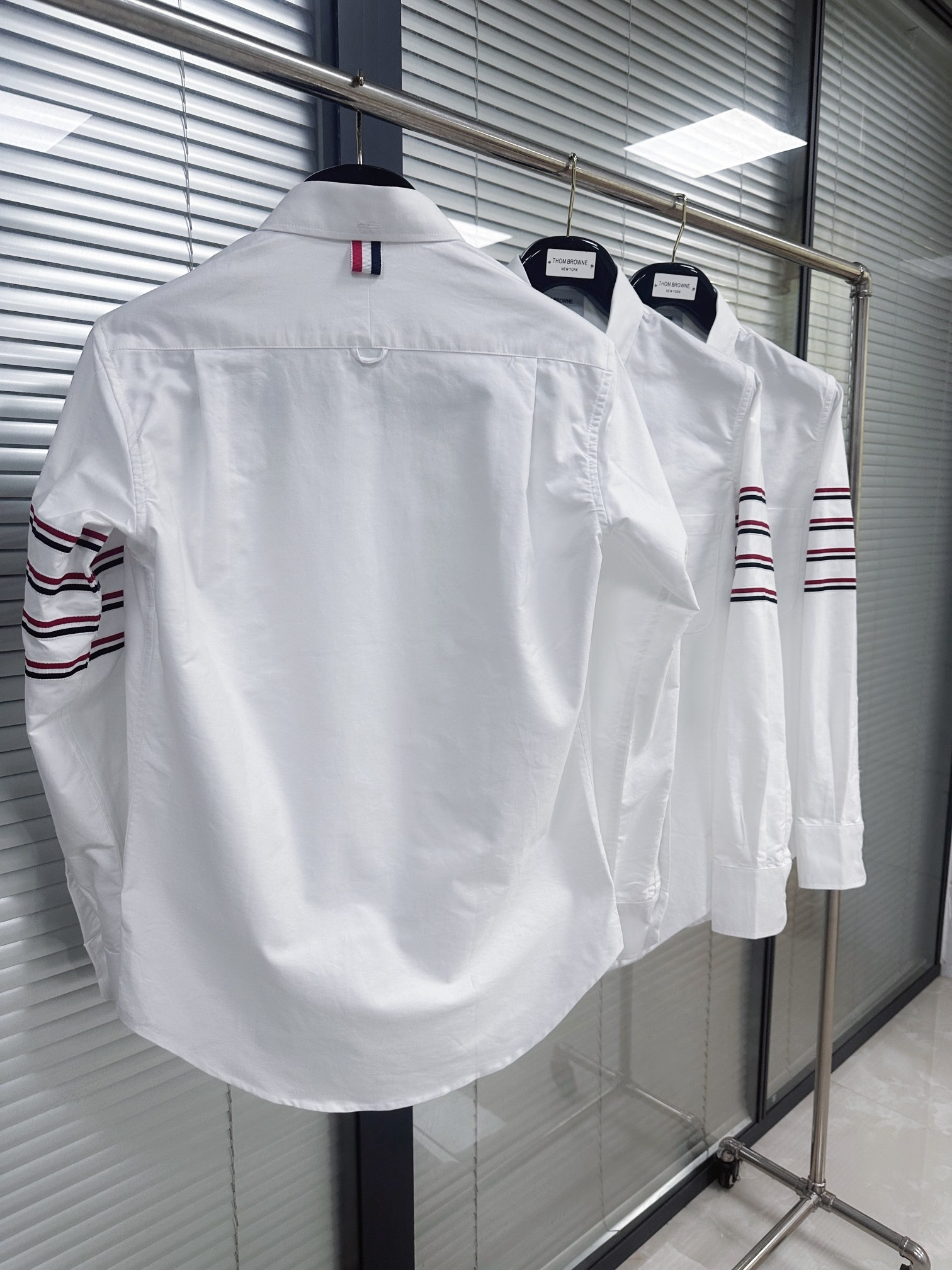 [TOM BROWNE -톰브라운 ] 톰브라운 4선 완장 남성 셔츠