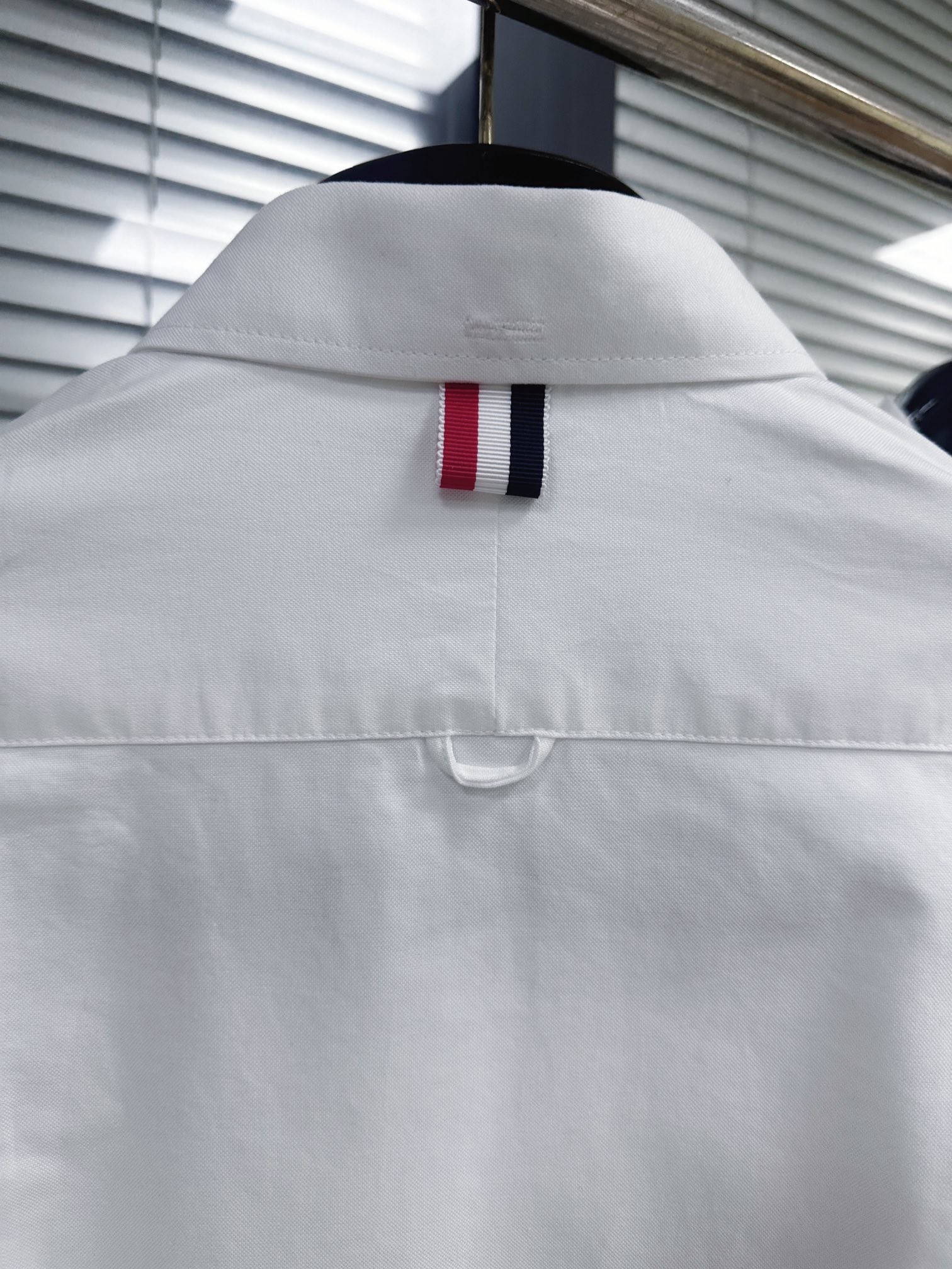 [TOM BROWNE -톰브라운 ] 톰브라운 4선 완장 남성 셔츠