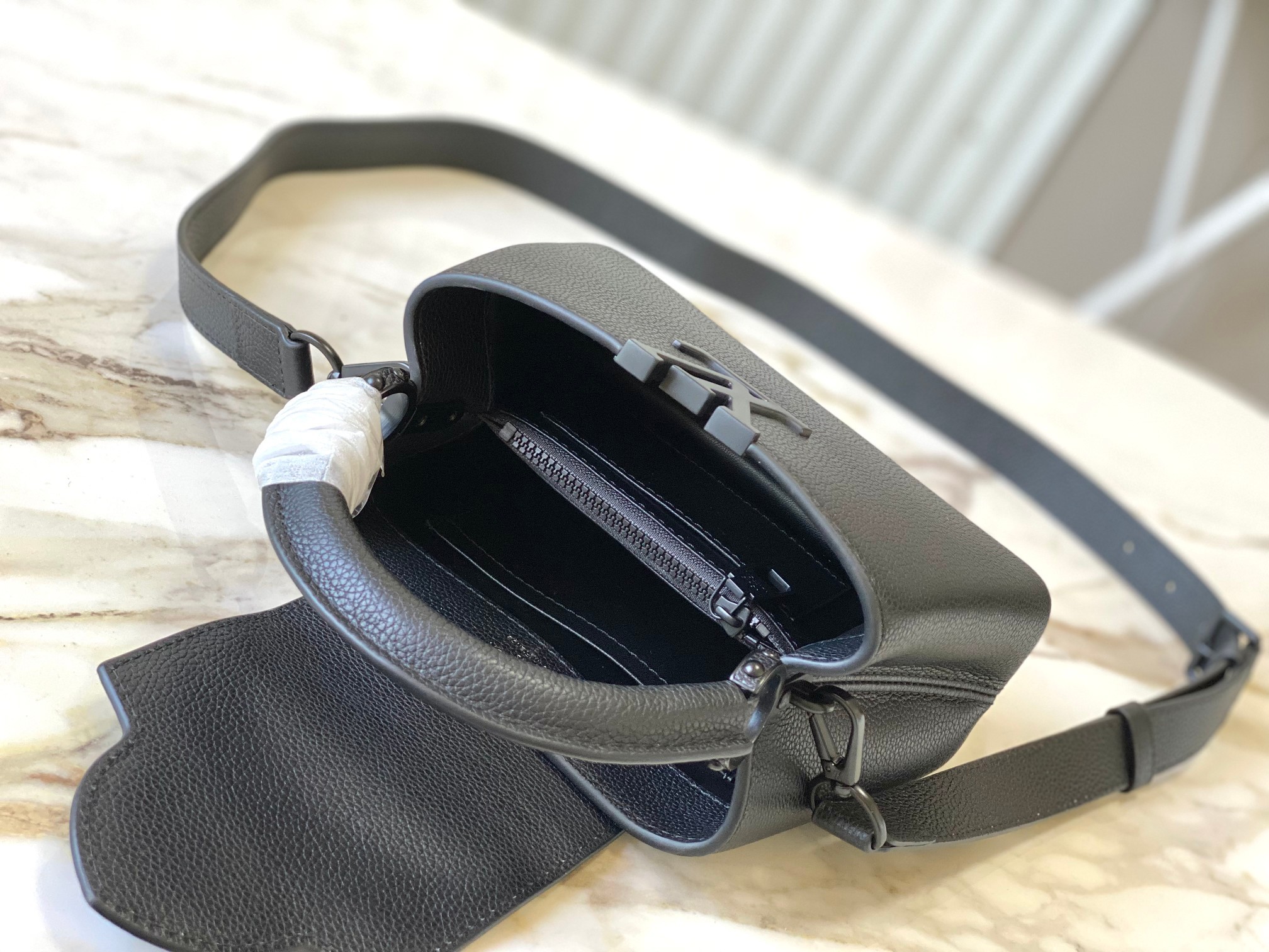 [LOUIS VUITTON-루이비통] 루이비통 카푸신 이스트 웨스트 미니백 M25255