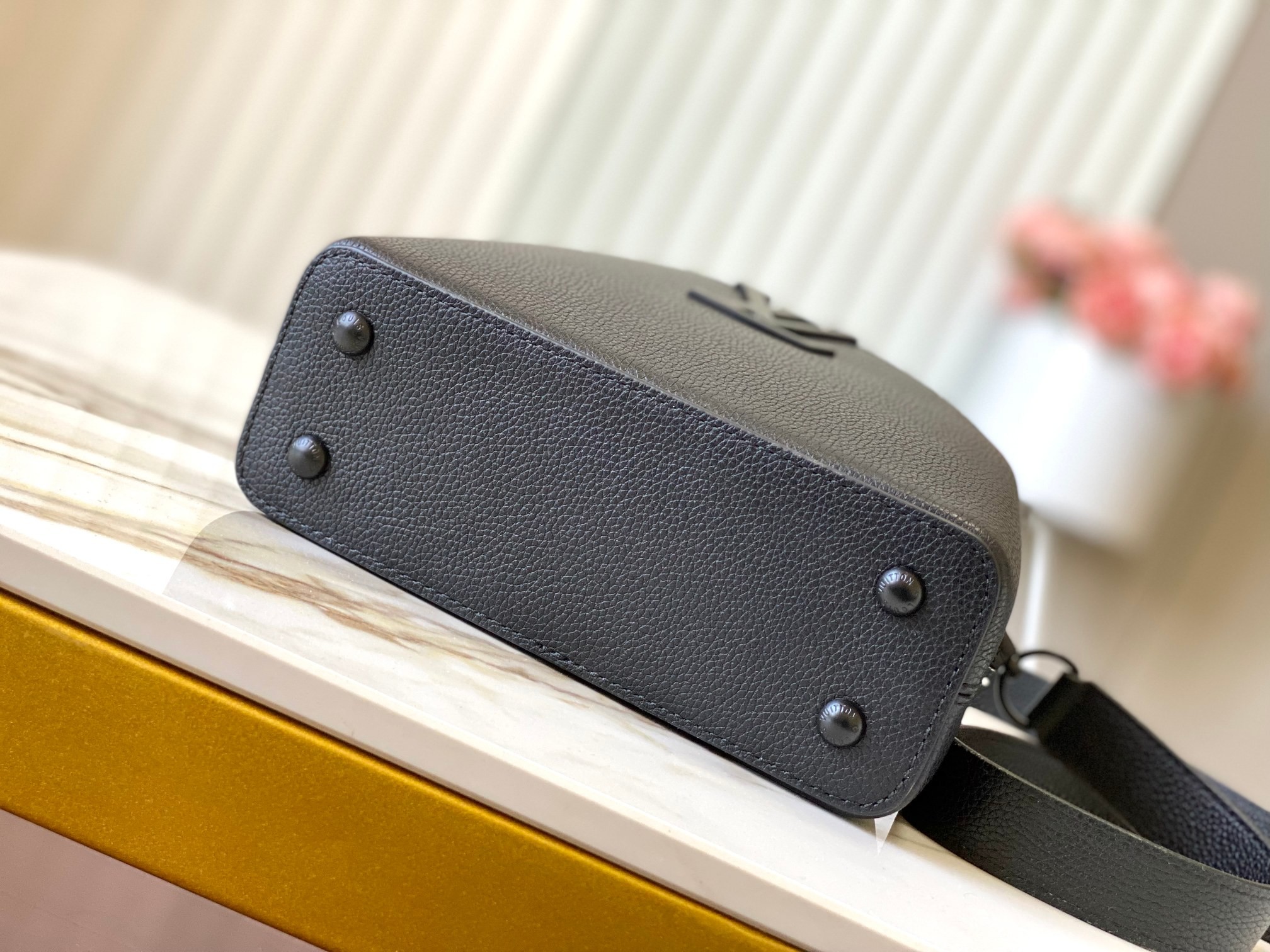 [LOUIS VUITTON-루이비통] 루이비통 카푸신 이스트 웨스트 미니백 M25255