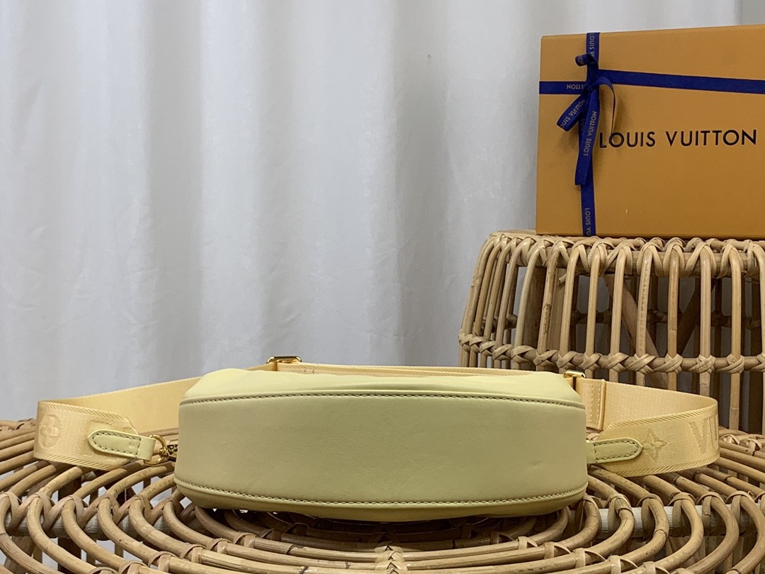 루이비통 LV Over The Moon 오버 더 문 숄더 백