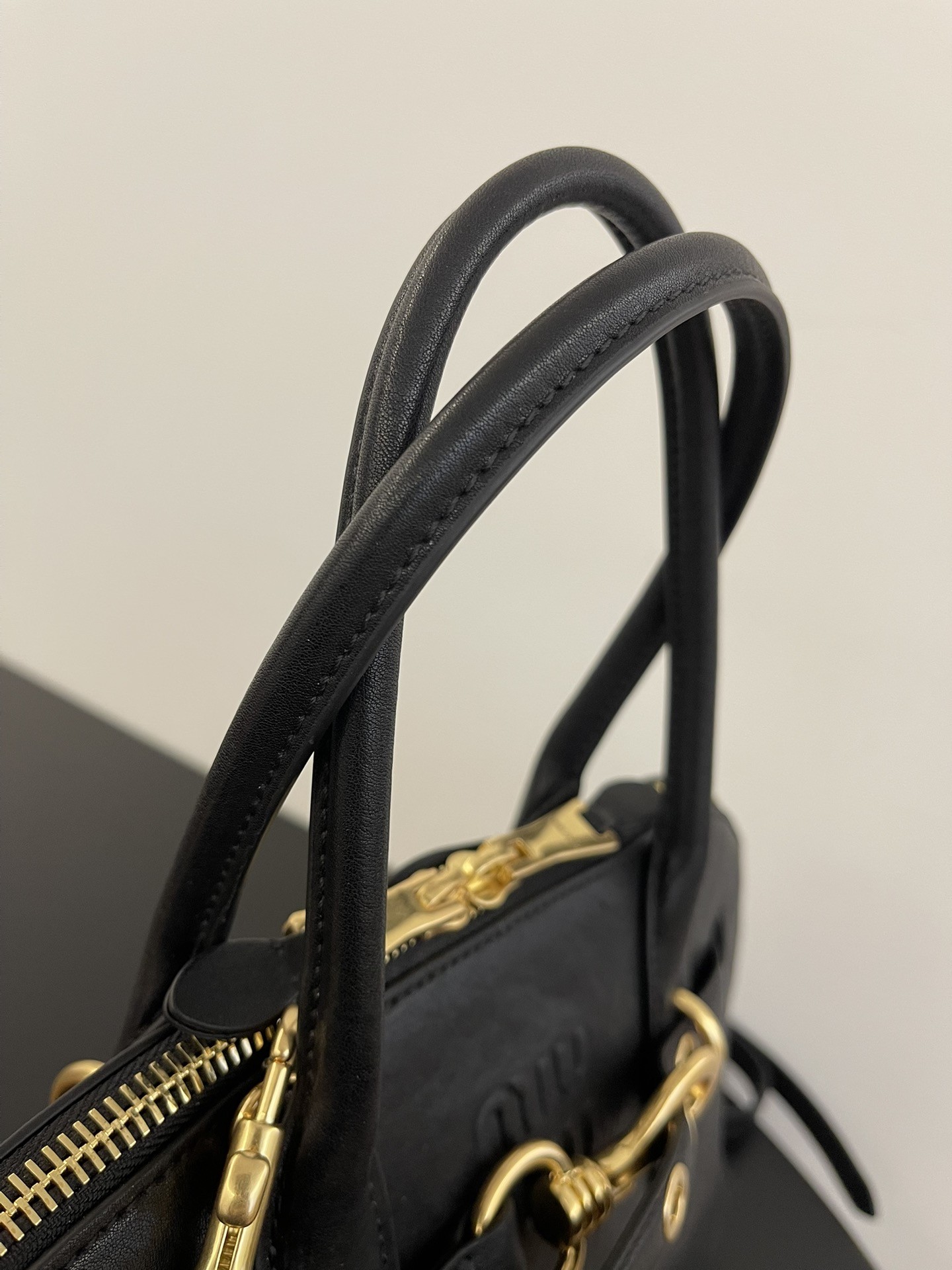 [MIU MIU-미우미우] 미우미우 아방뛰르 나파 가죽 탑 핸들백