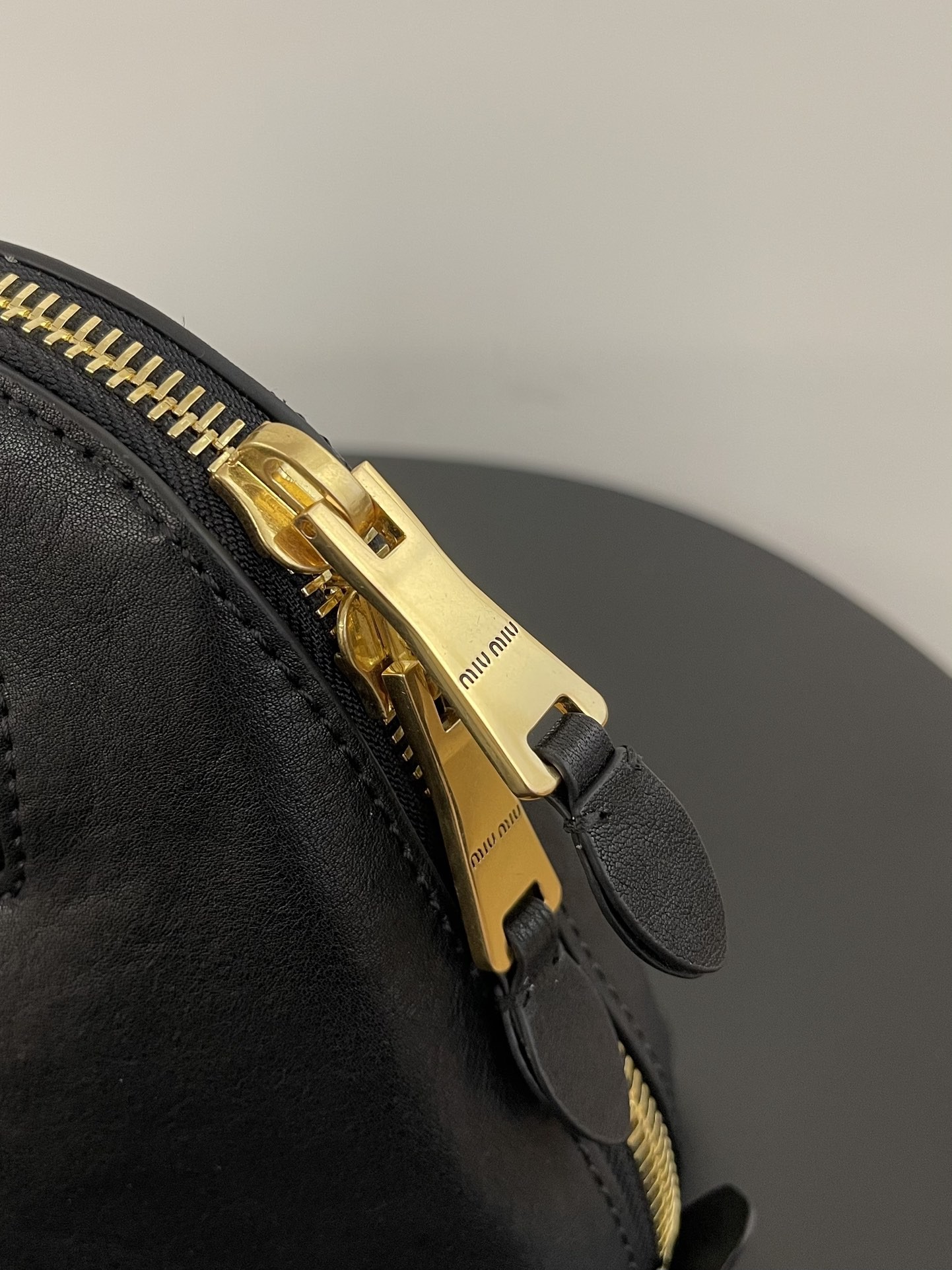 [MIU MIU-미우미우] 미우미우 아방뛰르 나파 가죽 탑 핸들백