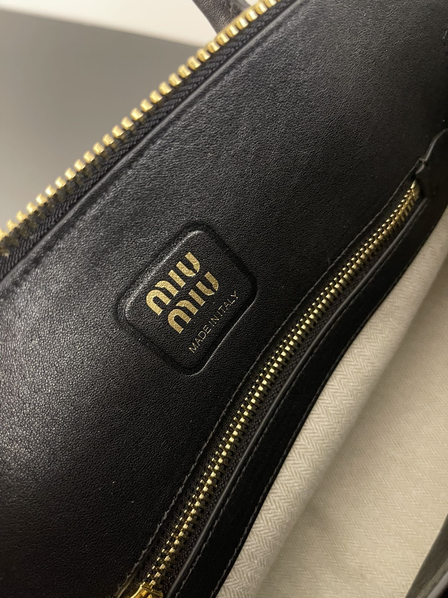 [MIU MIU-미우미우] 미우미우 아방뛰르 나파 가죽 탑 핸들백