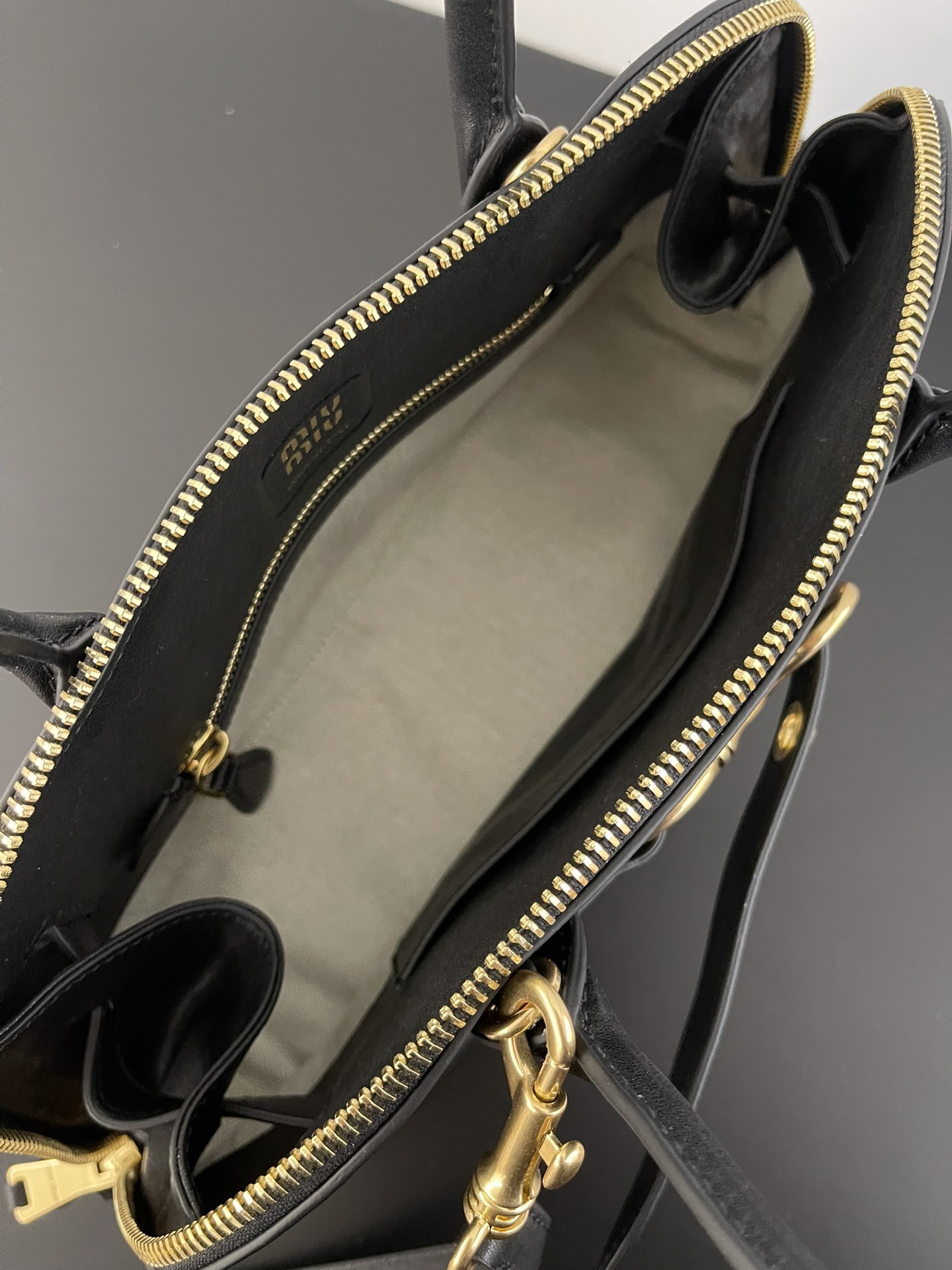 [MIU MIU-미우미우] 미우미우 아방뛰르 나파 가죽 탑 핸들백