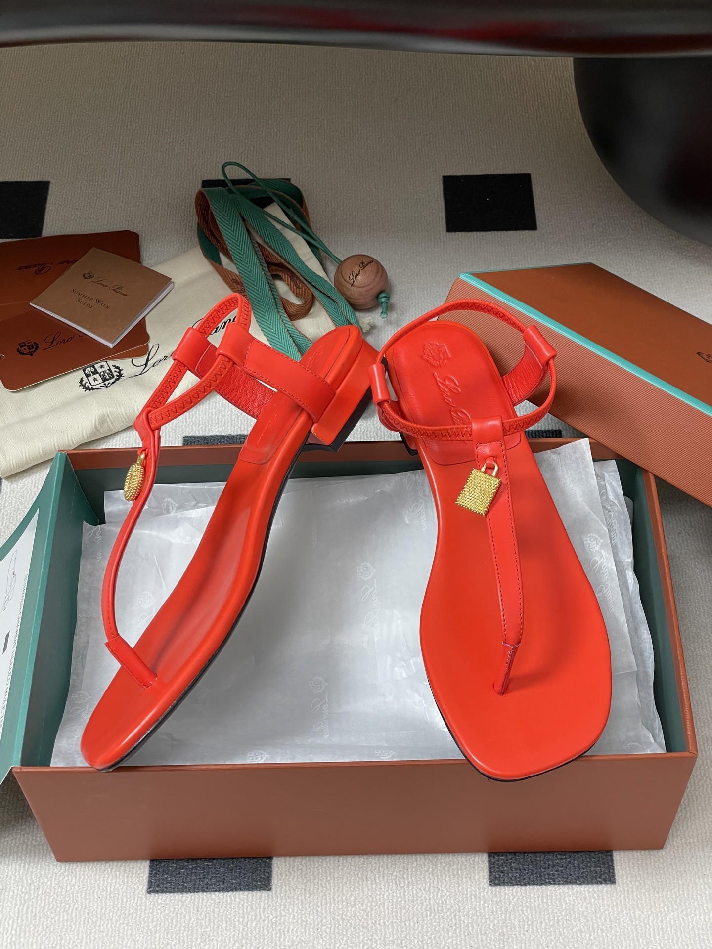 [Loro Piana -로로피아나 ]  로로피아나 쪼리 샌들