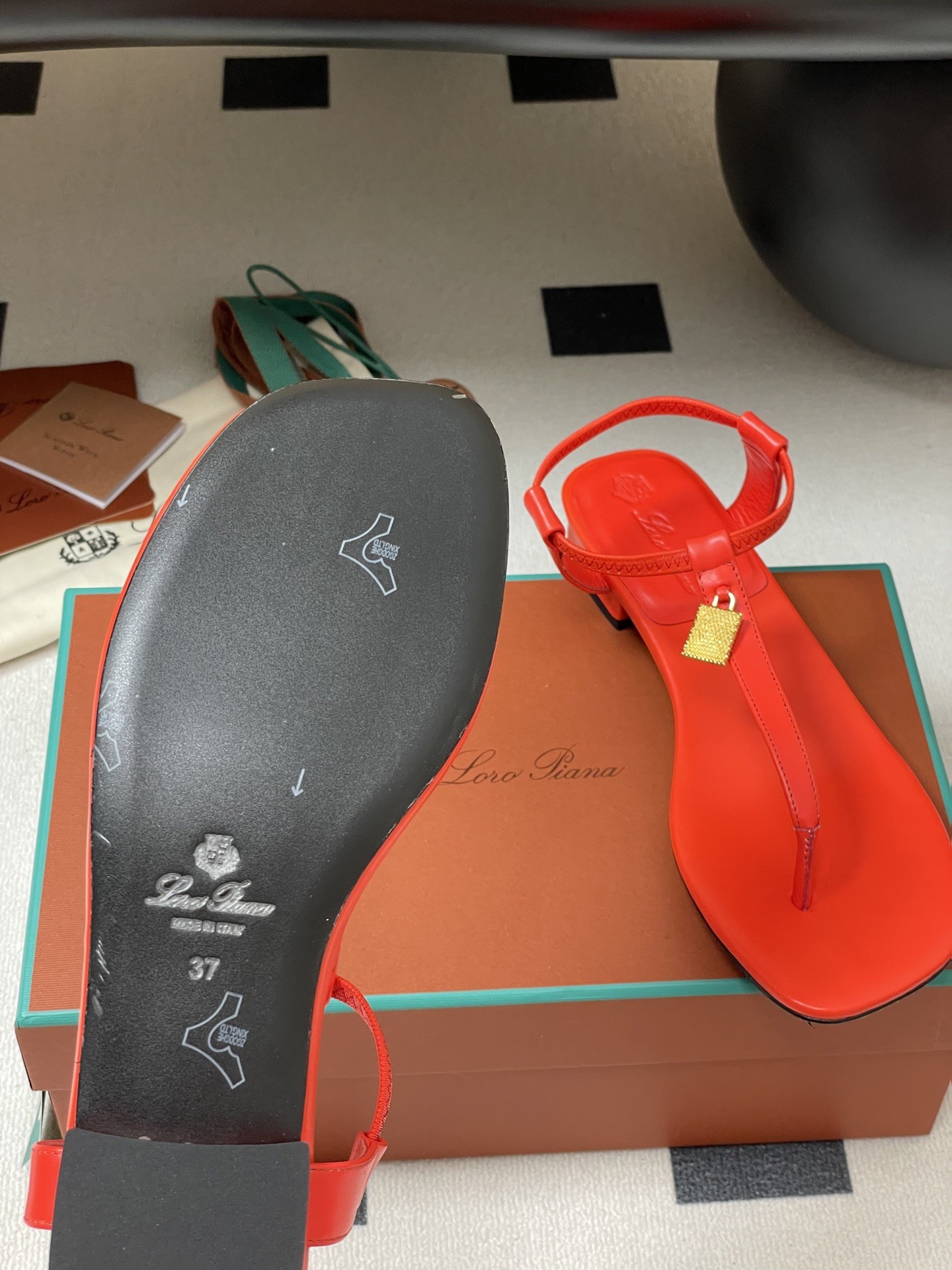 [Loro Piana -로로피아나 ]  로로피아나 쪼리 샌들