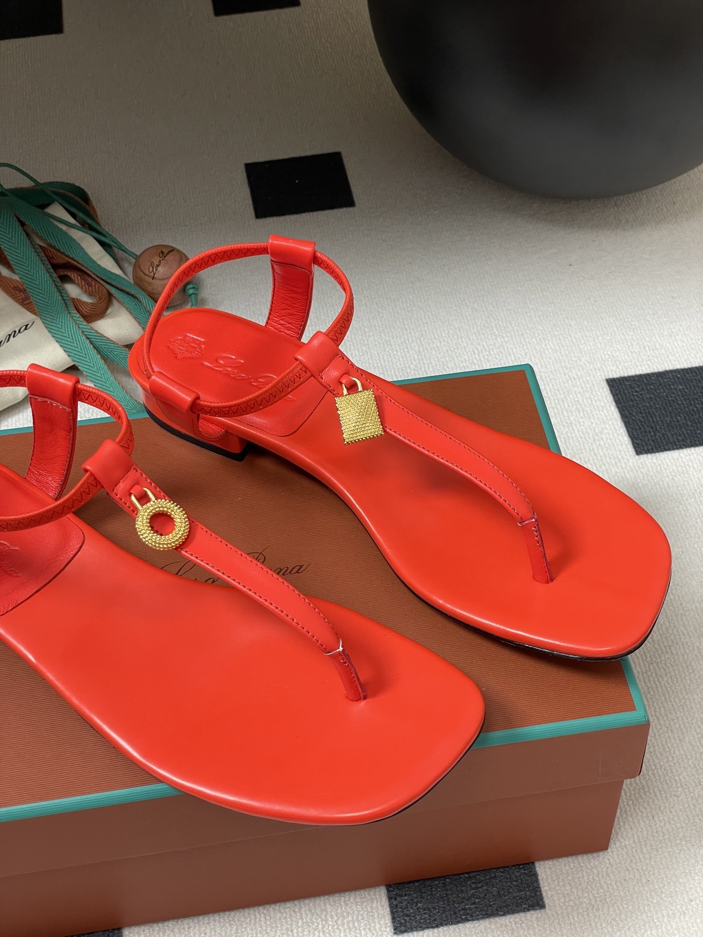 [Loro Piana -로로피아나 ]  로로피아나 쪼리 샌들