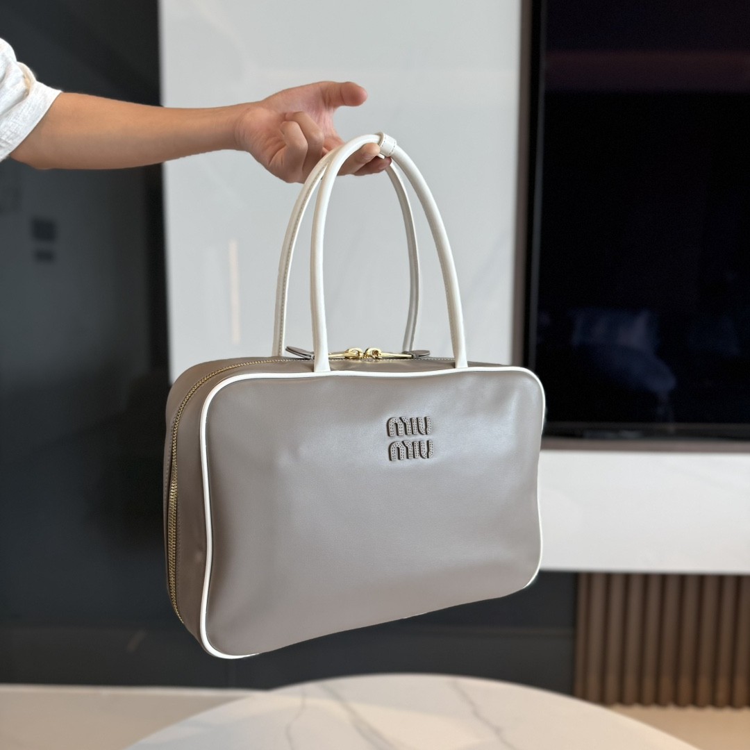 [MIU MIU-미우미우] 미우미우 가죽 보백