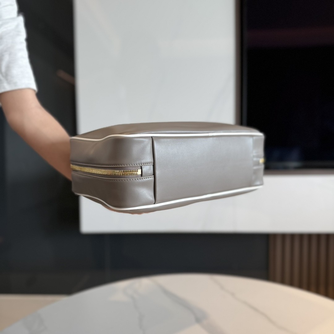 [MIU MIU-미우미우] 미우미우 가죽 보백