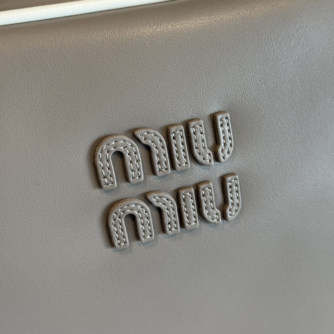 [MIU MIU-미우미우] 미우미우 가죽 보백