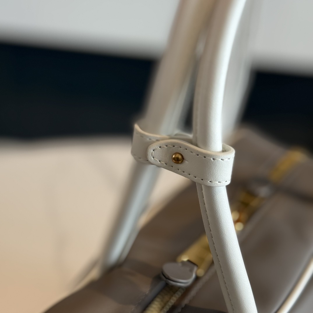 [MIU MIU-미우미우] 미우미우 가죽 보백