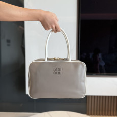 [MIU MIU-미우미우] 미우미우 가죽 보백