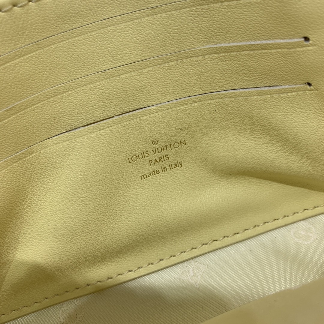 루이비통 LV Wallet on Strap 월릿 온 스트랩 숄더 백