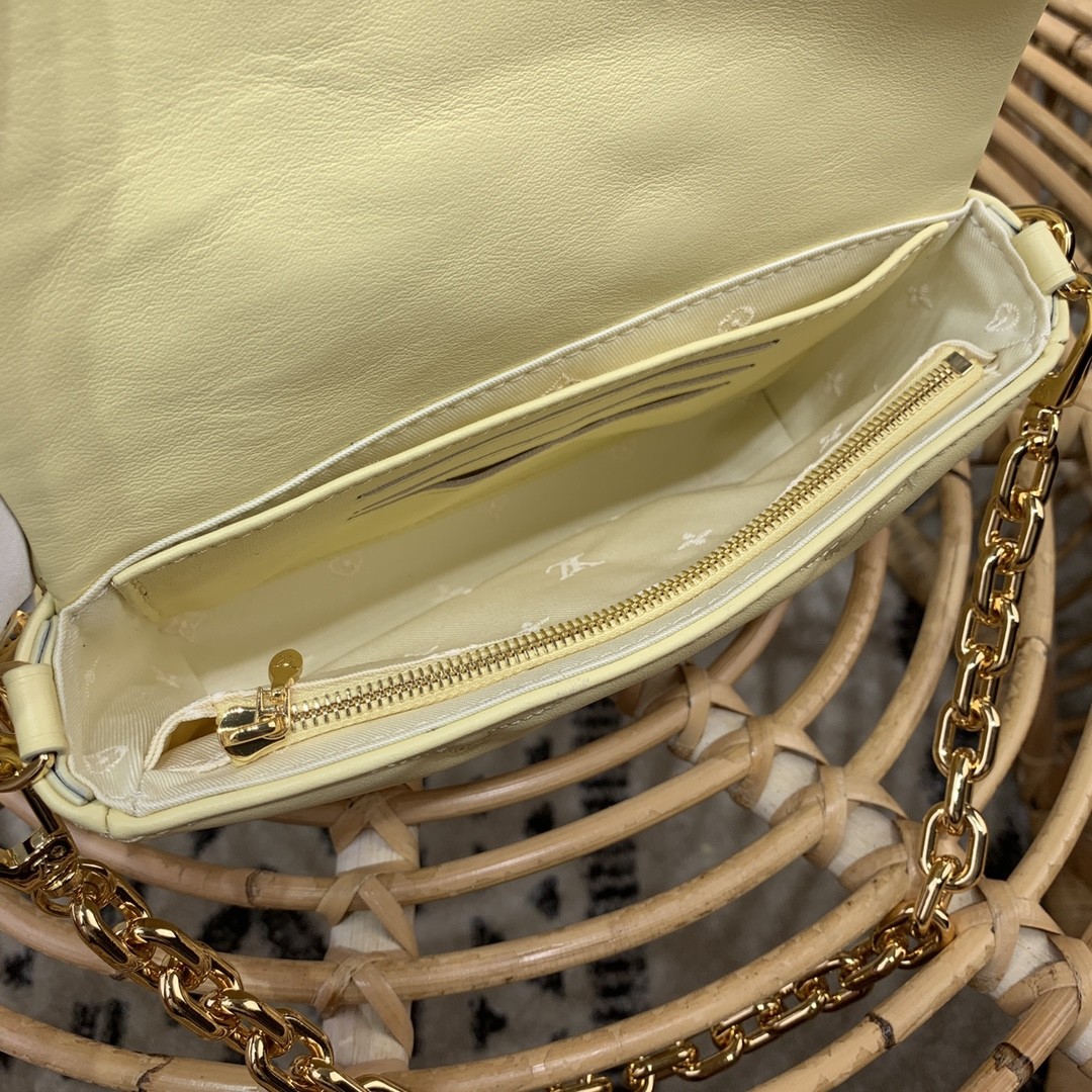 루이비통 LV Wallet on Strap 월릿 온 스트랩 숄더 백