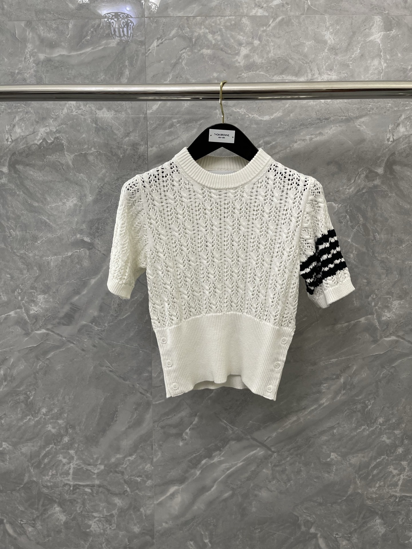 [TOM BROWNE -톰브라운 ] 톰브라운 남녀공용 여름용 화이트 니트 반팔 티셔츠