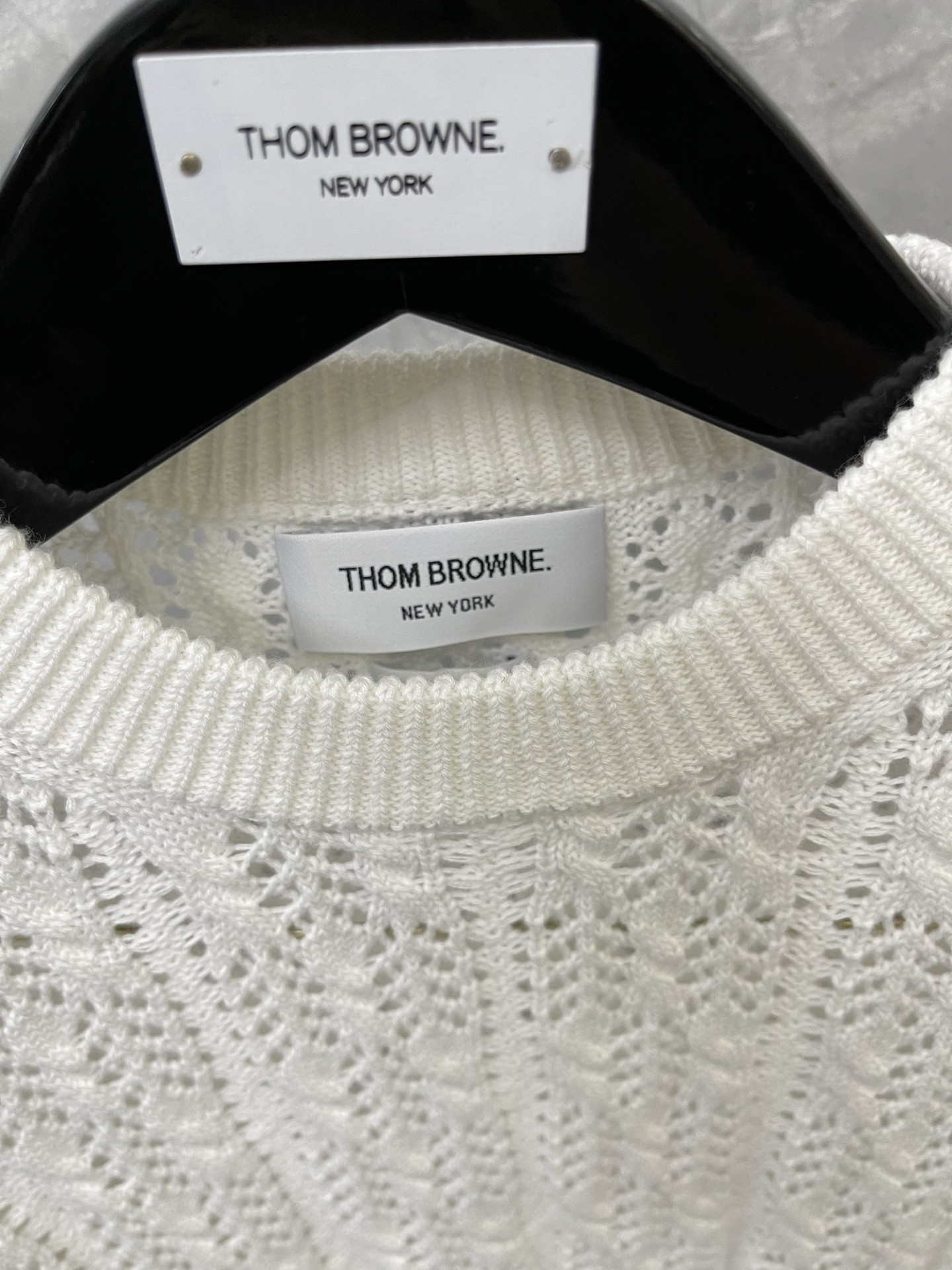 [TOM BROWNE -톰브라운 ] 톰브라운 남녀공용 여름용 화이트 니트 반팔 티셔츠