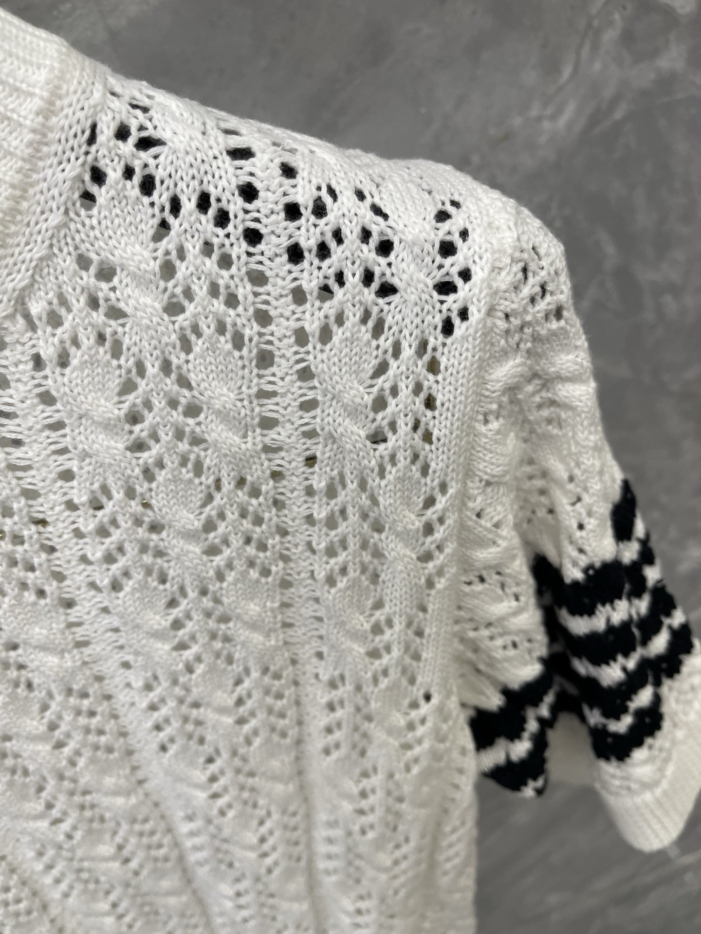 [TOM BROWNE -톰브라운 ] 톰브라운 남녀공용 여름용 화이트 니트 반팔 티셔츠