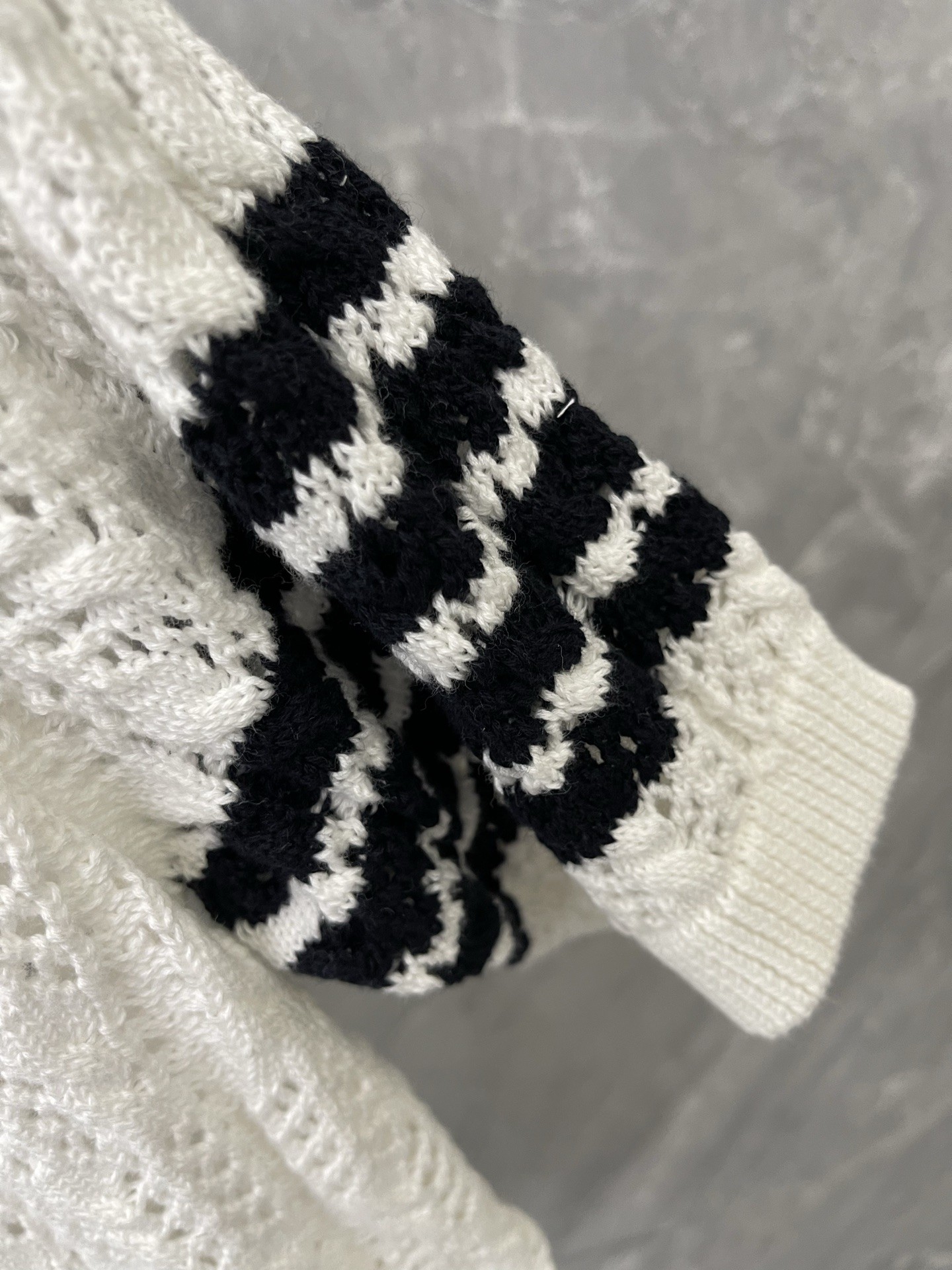 [TOM BROWNE -톰브라운 ] 톰브라운 남녀공용 여름용 화이트 니트 반팔 티셔츠