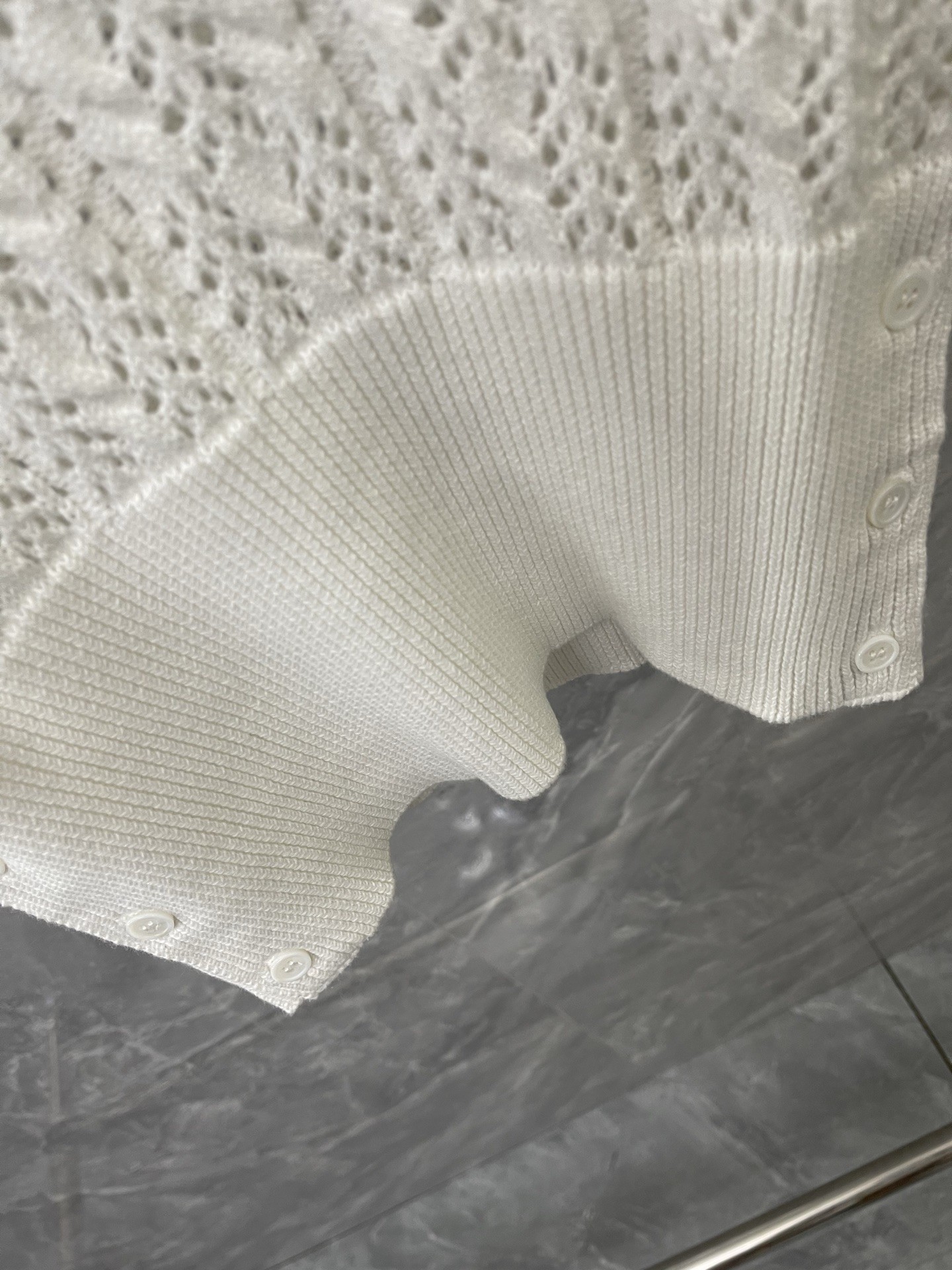 [TOM BROWNE -톰브라운 ] 톰브라운 남녀공용 여름용 화이트 니트 반팔 티셔츠