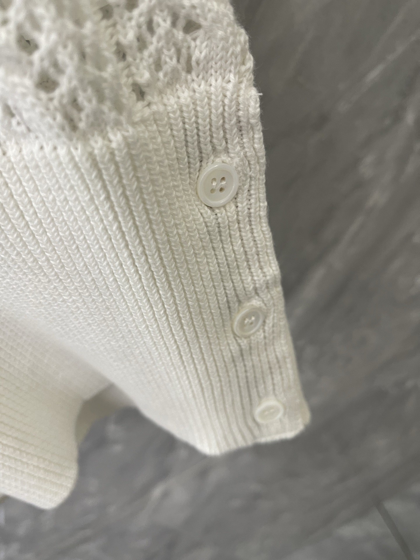 [TOM BROWNE -톰브라운 ] 톰브라운 남녀공용 여름용 화이트 니트 반팔 티셔츠