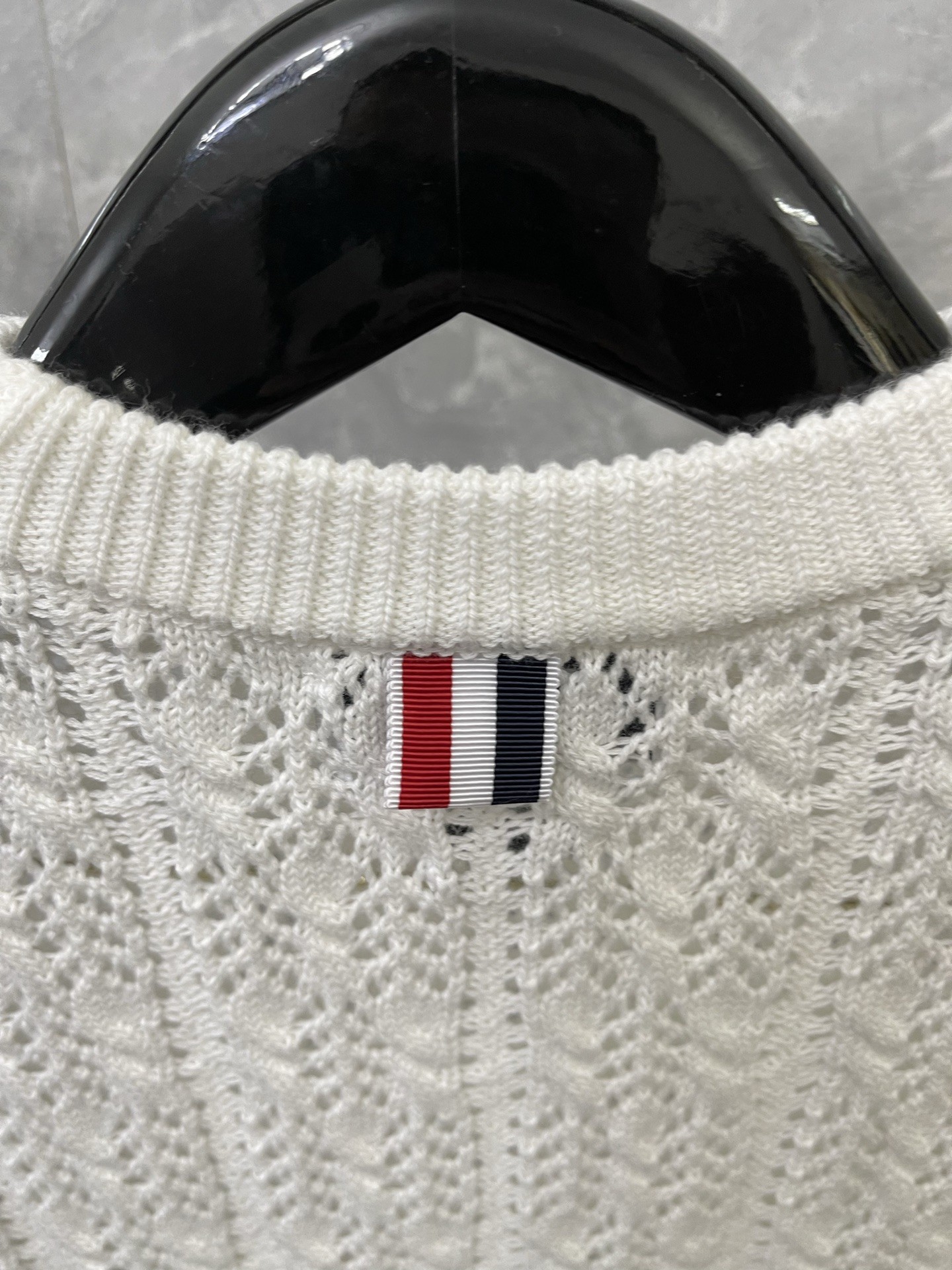 [TOM BROWNE -톰브라운 ] 톰브라운 남녀공용 여름용 화이트 니트 반팔 티셔츠