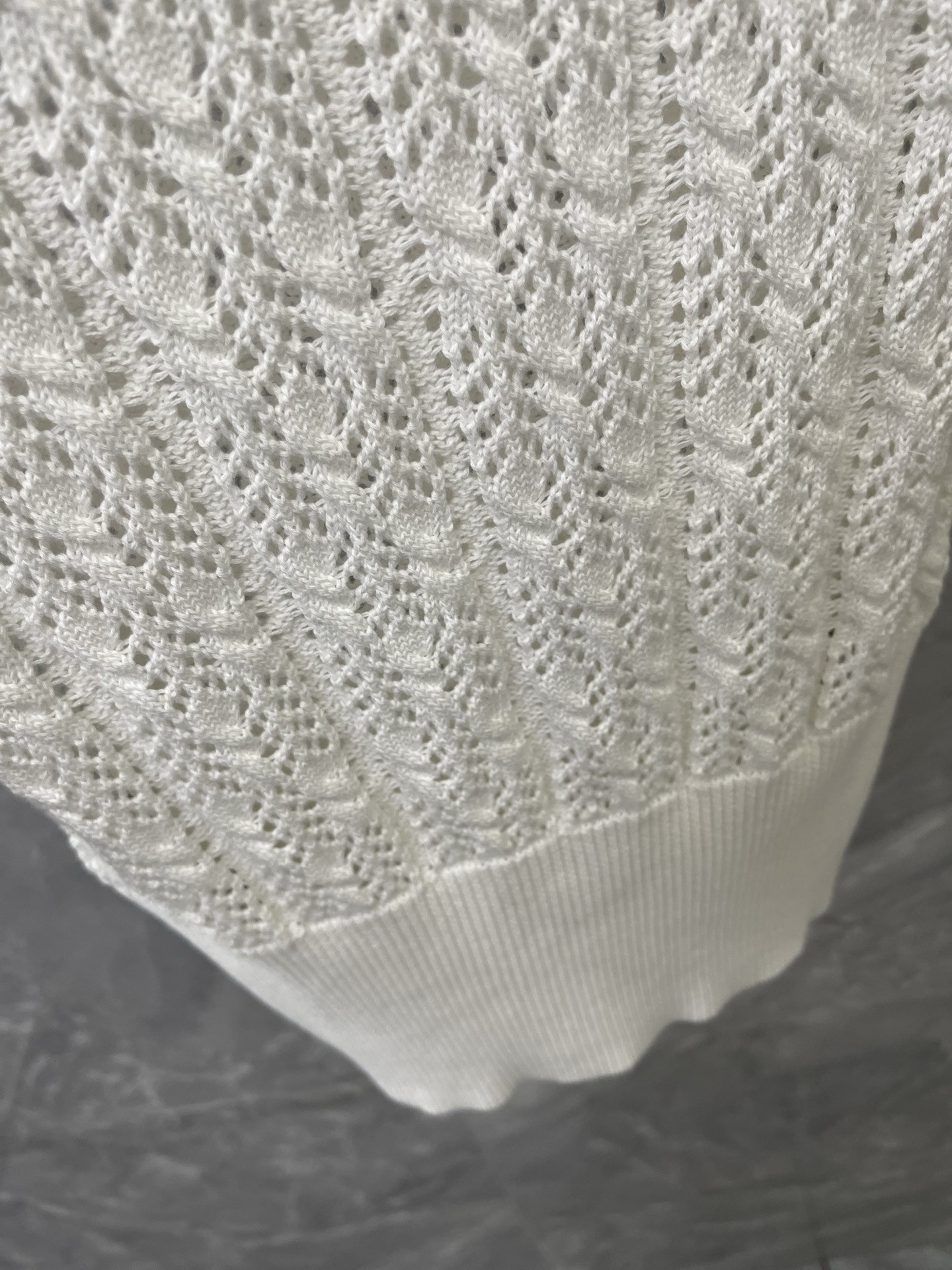 [TOM BROWNE -톰브라운 ] 톰브라운 남녀공용 여름용 화이트 니트 반팔 티셔츠