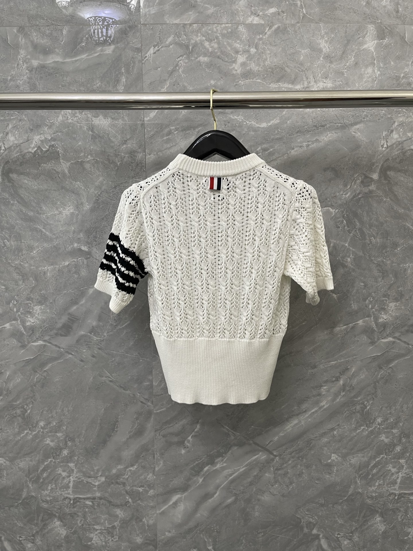 [TOM BROWNE -톰브라운 ] 톰브라운 남녀공용 여름용 화이트 니트 반팔 티셔츠