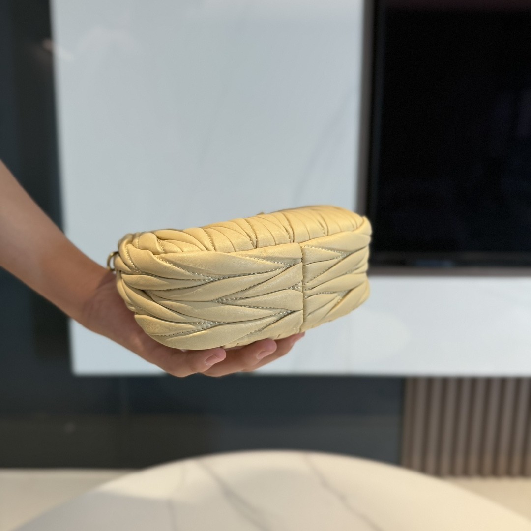 [MIU MIU-미우미우] 미우미우 마테라쎄 완더 여성 호보백