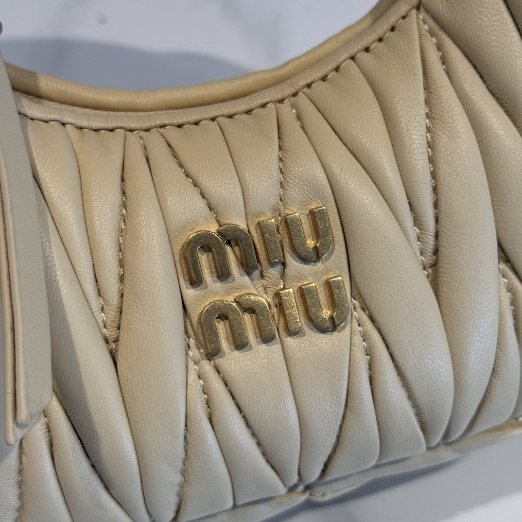 [MIU MIU-미우미우] 미우미우 마테라쎄 완더 여성 호보백