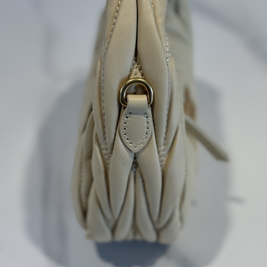 [MIU MIU-미우미우] 미우미우 마테라쎄 완더 여성 호보백