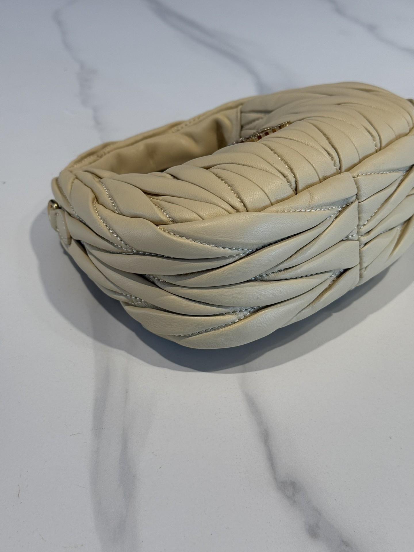 [MIU MIU-미우미우] 미우미우 마테라쎄 완더 여성 호보백