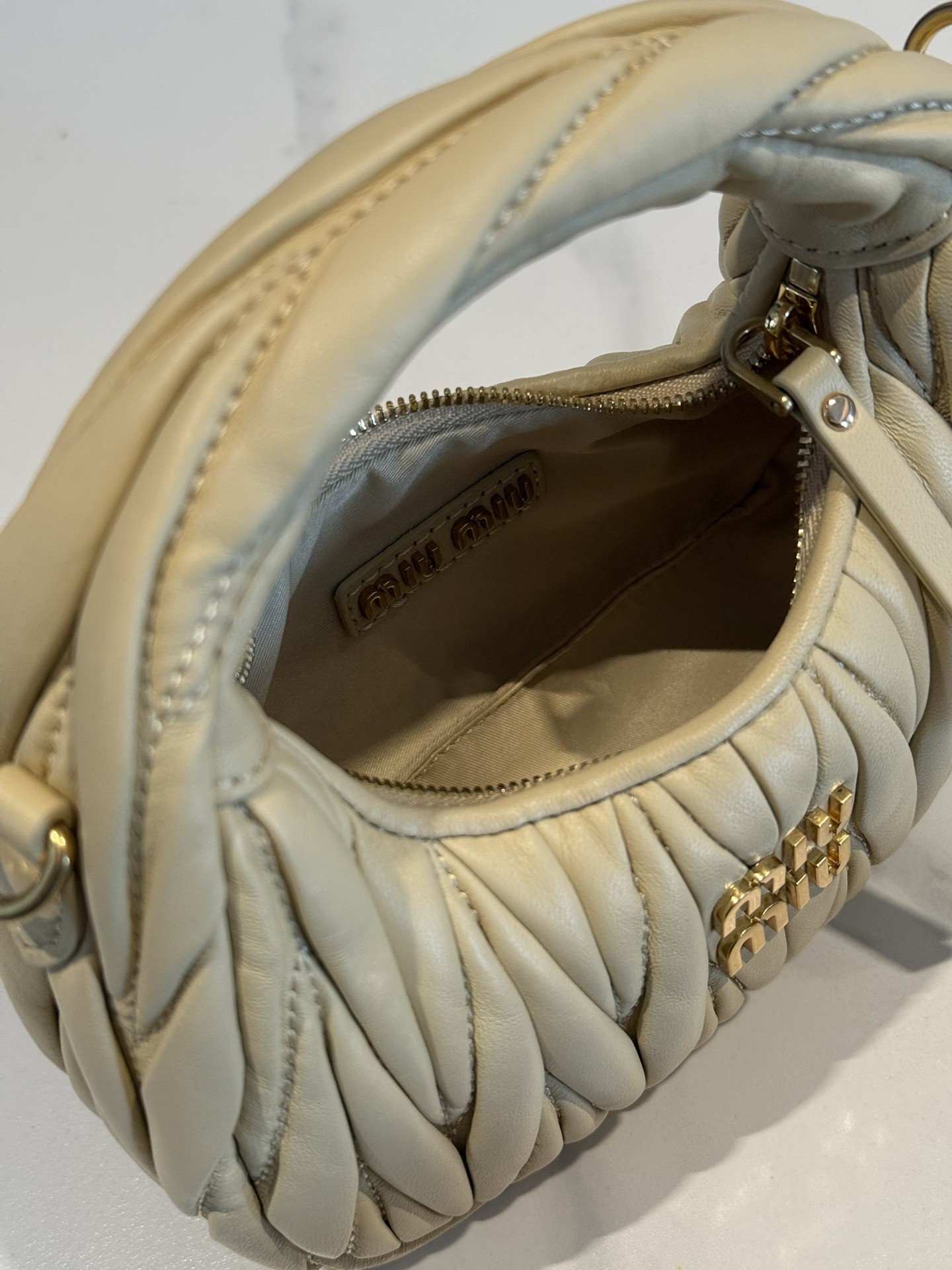 [MIU MIU-미우미우] 미우미우 마테라쎄 완더 여성 호보백