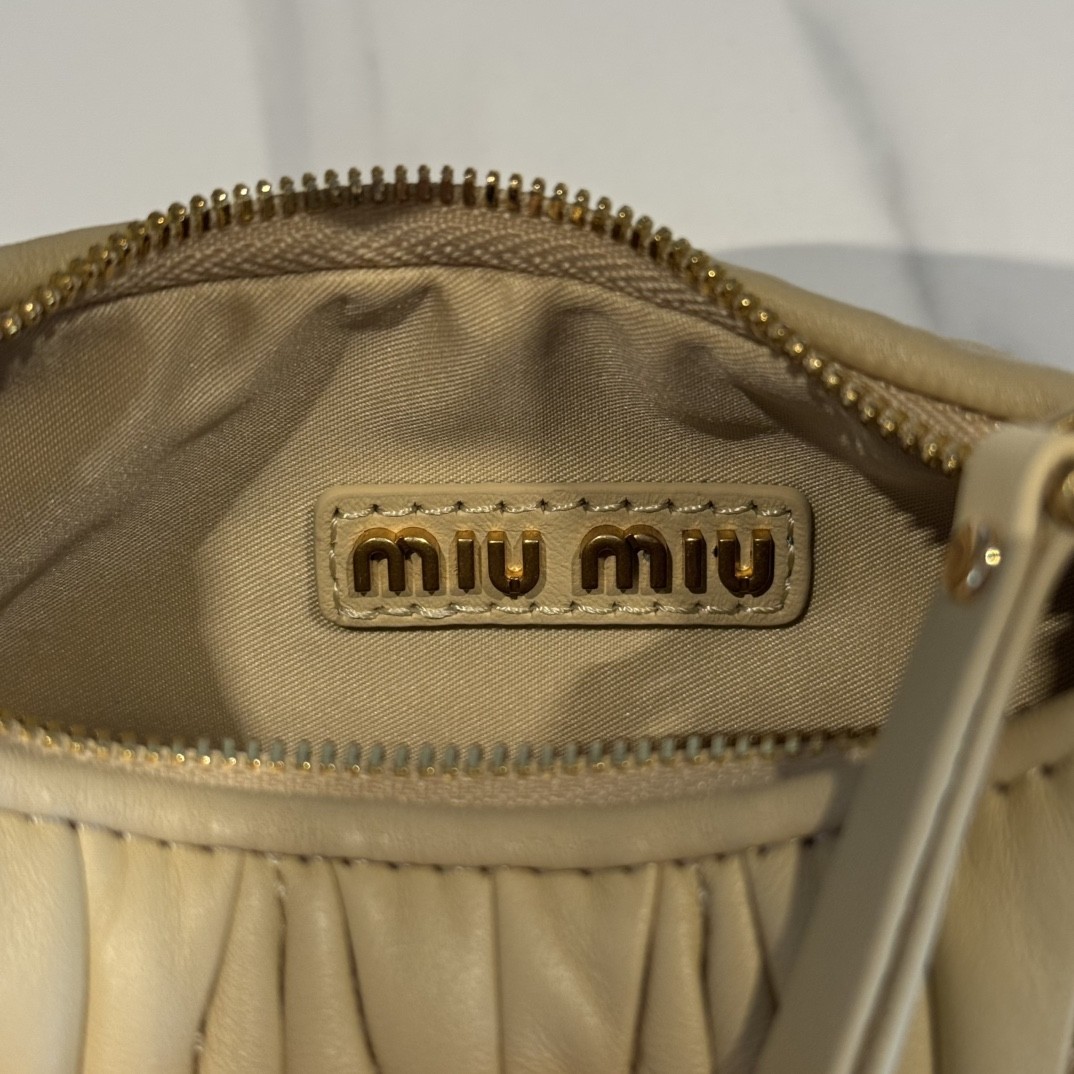 [MIU MIU-미우미우] 미우미우 마테라쎄 완더 여성 호보백