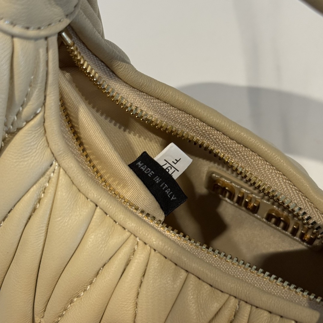 [MIU MIU-미우미우] 미우미우 마테라쎄 완더 여성 호보백