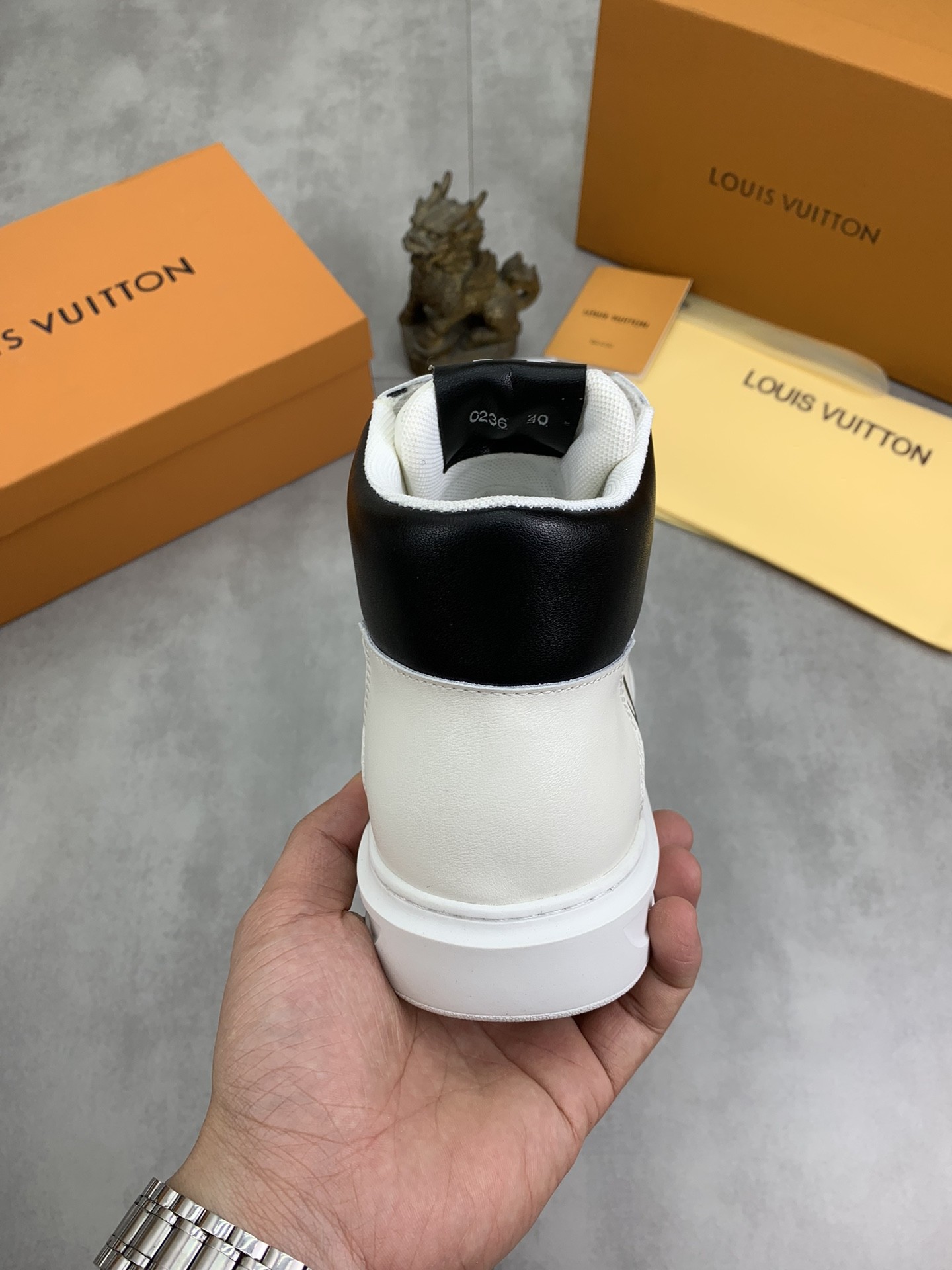 [LOUIS VUITTON-루이비통] 루이비통 찰리 하이탑 스니커즈