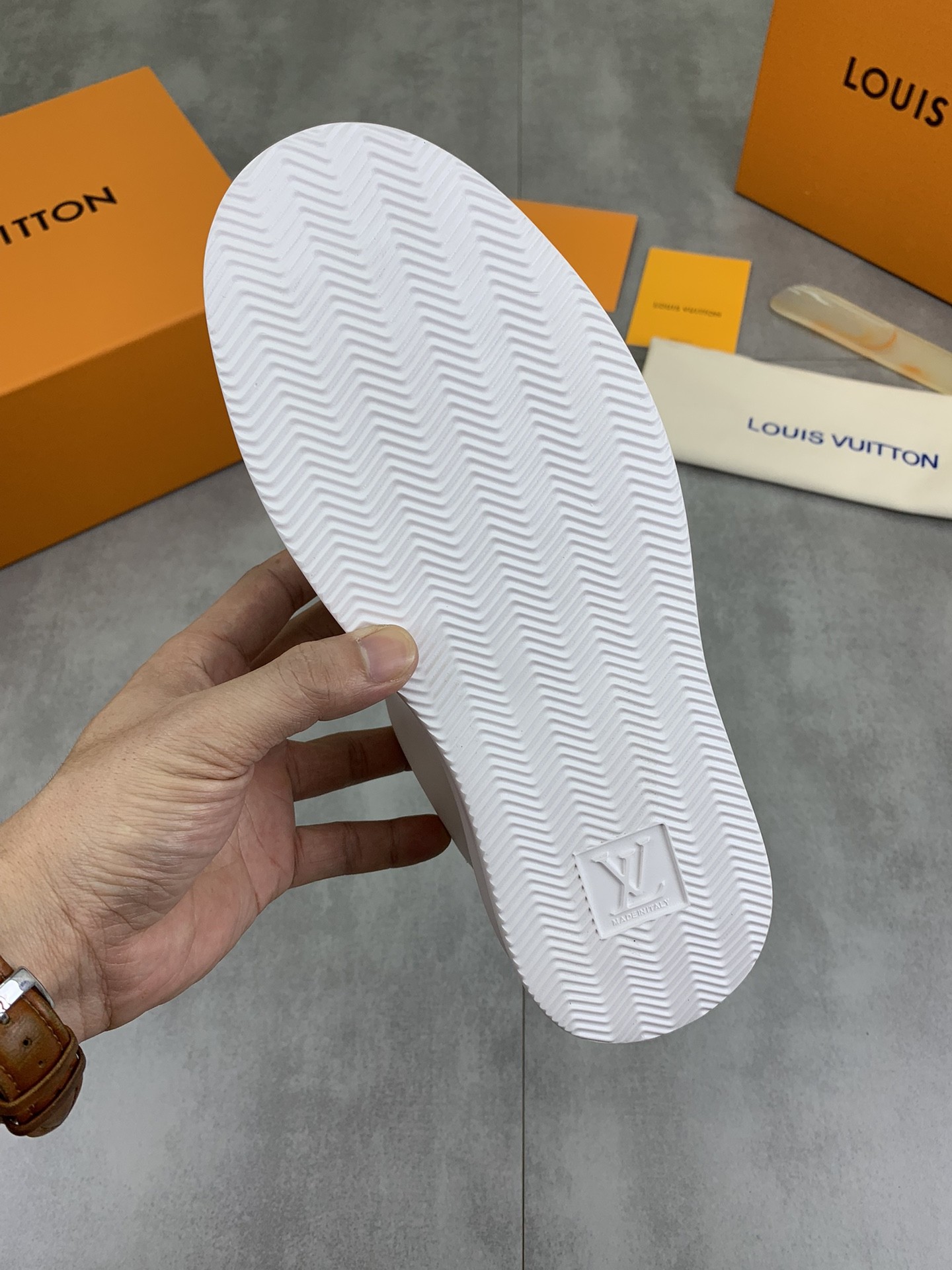 [LOUIS VUITTON-루이비통] 루이비통 스니커즈  남성