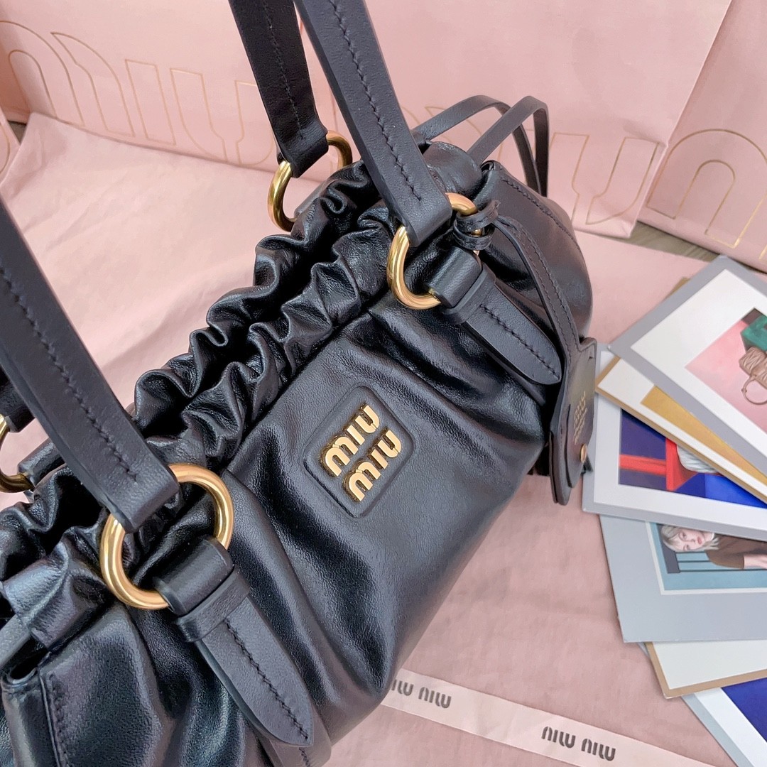 [MIU MIU-미우미우] 미우미우 쥬아 나파 레더 숄더백