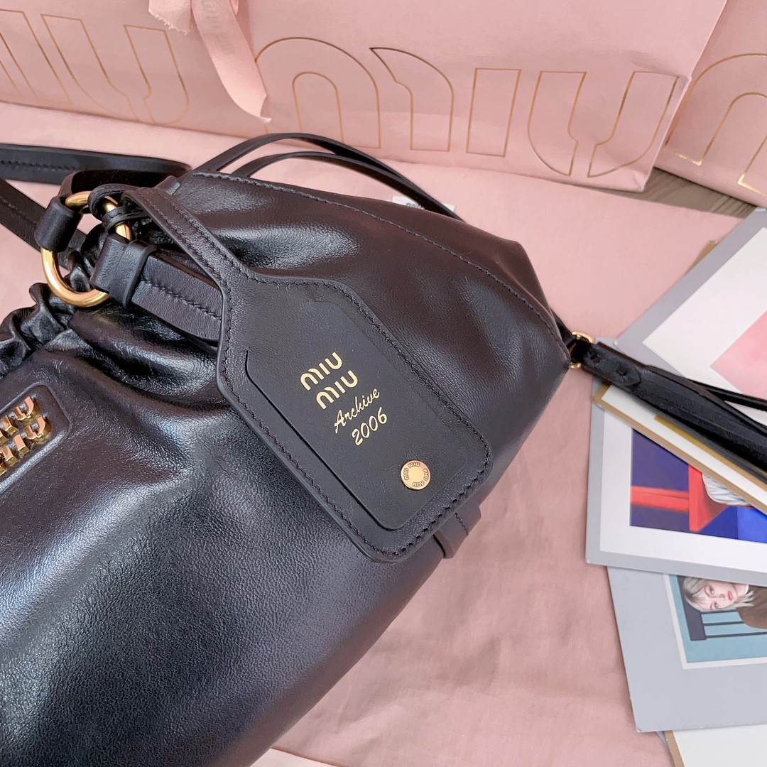 [MIU MIU-미우미우] 미우미우 쥬아 나파 레더 숄더백