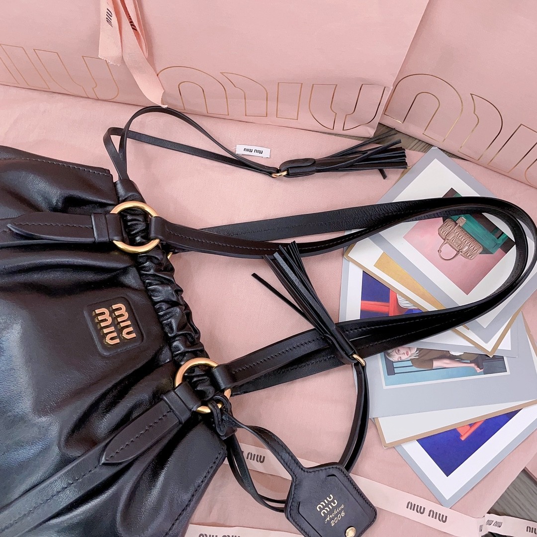 [MIU MIU-미우미우] 미우미우 쥬아 나파 레더 숄더백