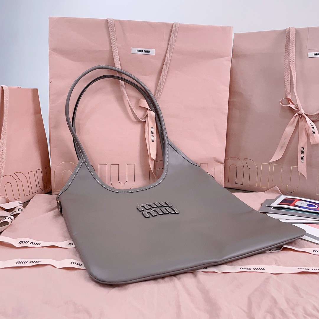 [MIU MIU-미우미우] 미우미우 아이비 레더 쇼퍼백