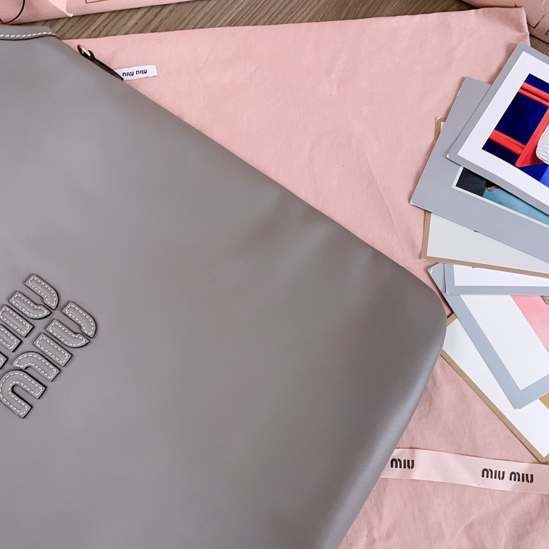 [MIU MIU-미우미우] 미우미우 아이비 레더 쇼퍼백