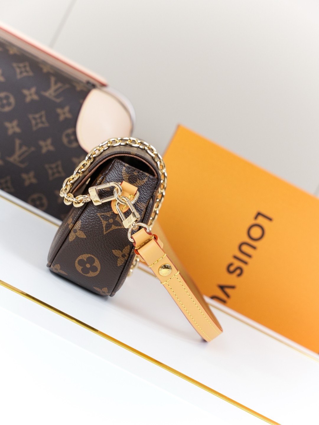 [LOUIS VUITTON-루이비통] 루이비통 월릿 온 체인 아이비 숄더백 M81911