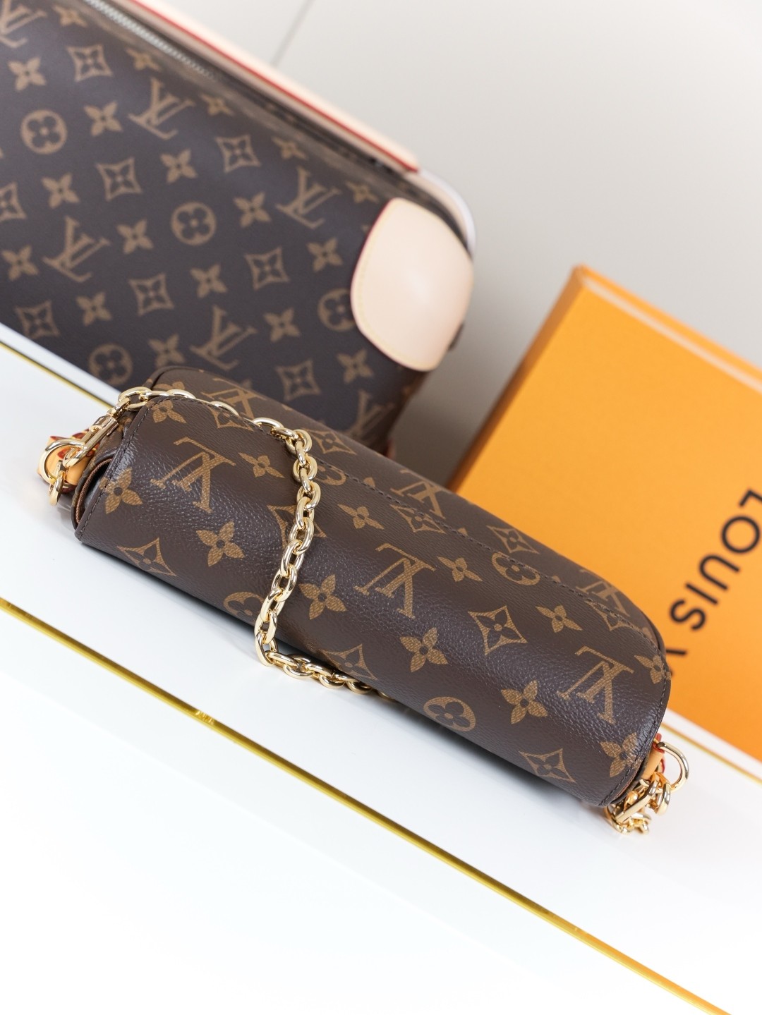 [LOUIS VUITTON-루이비통] 루이비통 월릿 온 체인 아이비 숄더백 M81911