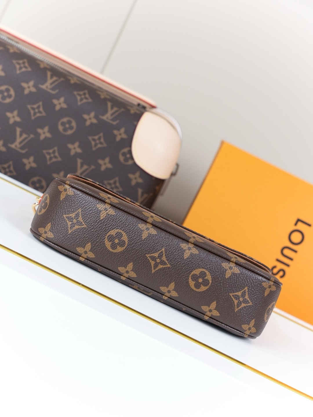 [LOUIS VUITTON-루이비통] 루이비통 월릿 온 체인 아이비 숄더백 M81911
