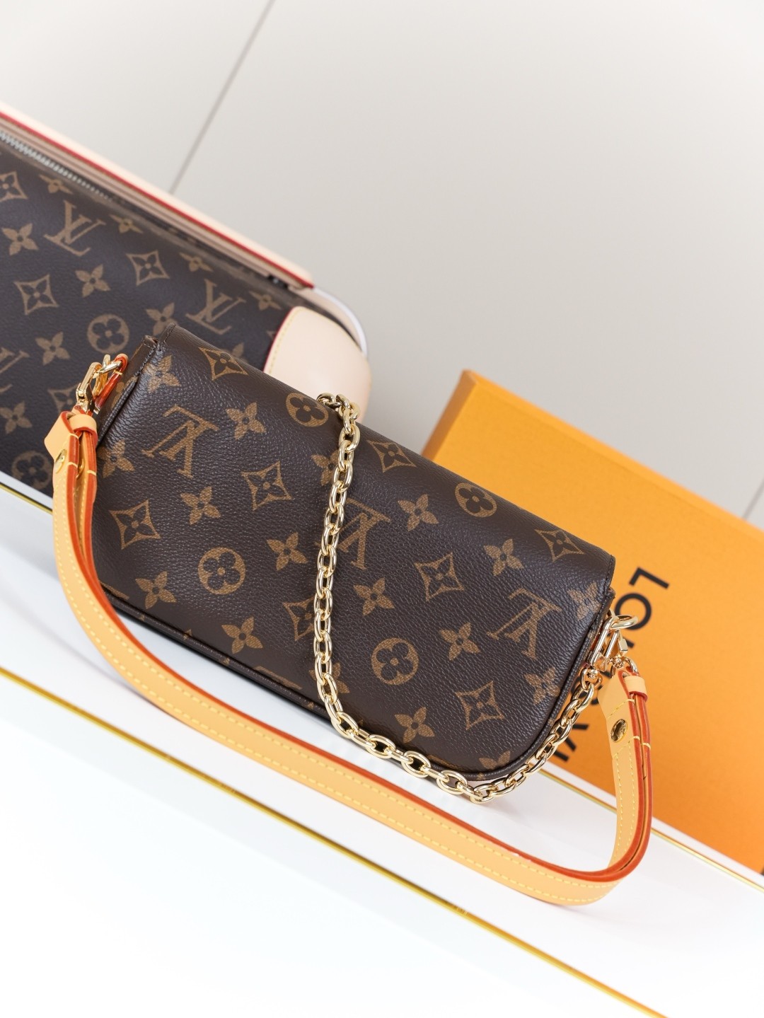 [LOUIS VUITTON-루이비통] 루이비통 월릿 온 체인 아이비 숄더백 M81911