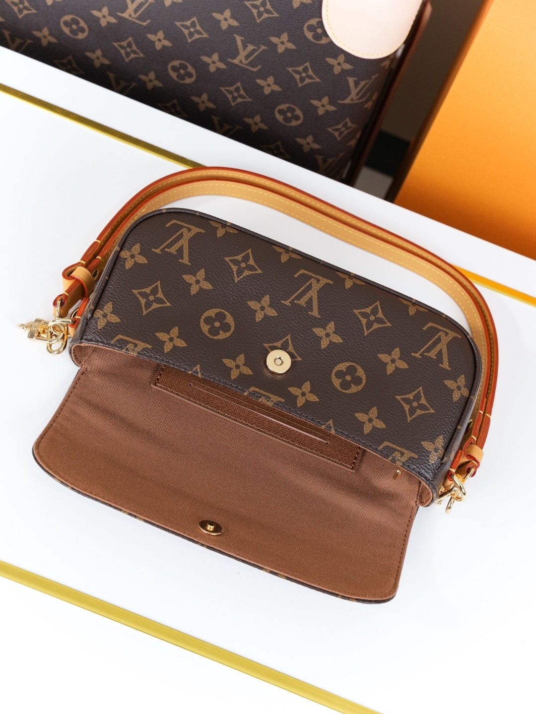 [LOUIS VUITTON-루이비통] 루이비통 월릿 온 체인 아이비 숄더백 M81911