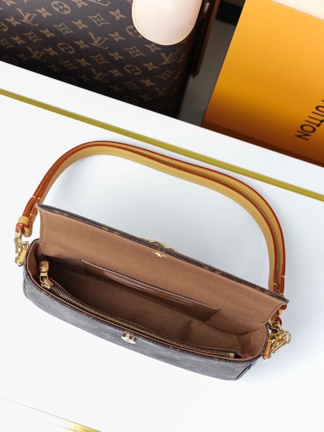 [LOUIS VUITTON-루이비통] 루이비통 월릿 온 체인 아이비 숄더백 M81911